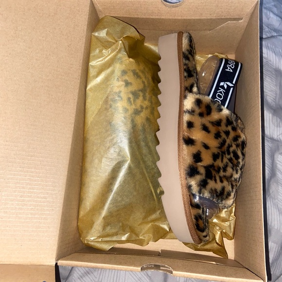 COPY - Fuzz UGG Slippers - Picture 6 of 6